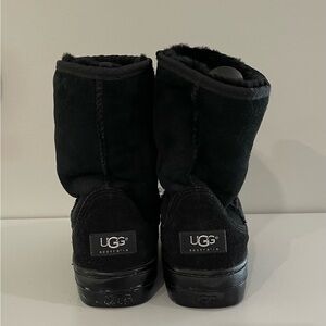 UGG Australia’s Ultimate Short Winter Boots Size 8